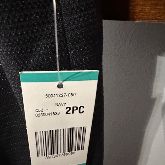 NEW LE SUIT - Picture 2 of 6